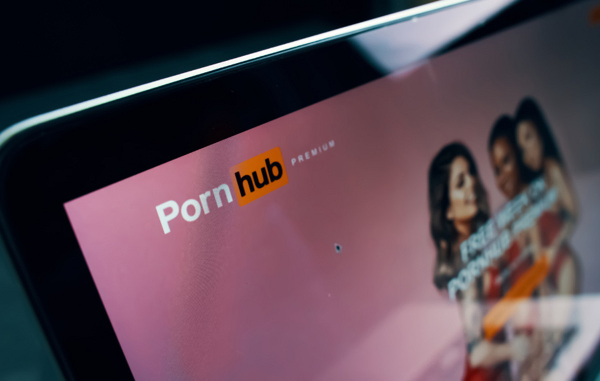 Η έκκληση της συζύγου του μεγιστάνα του Pornhub: Σκεφτείτε τα παιδιά