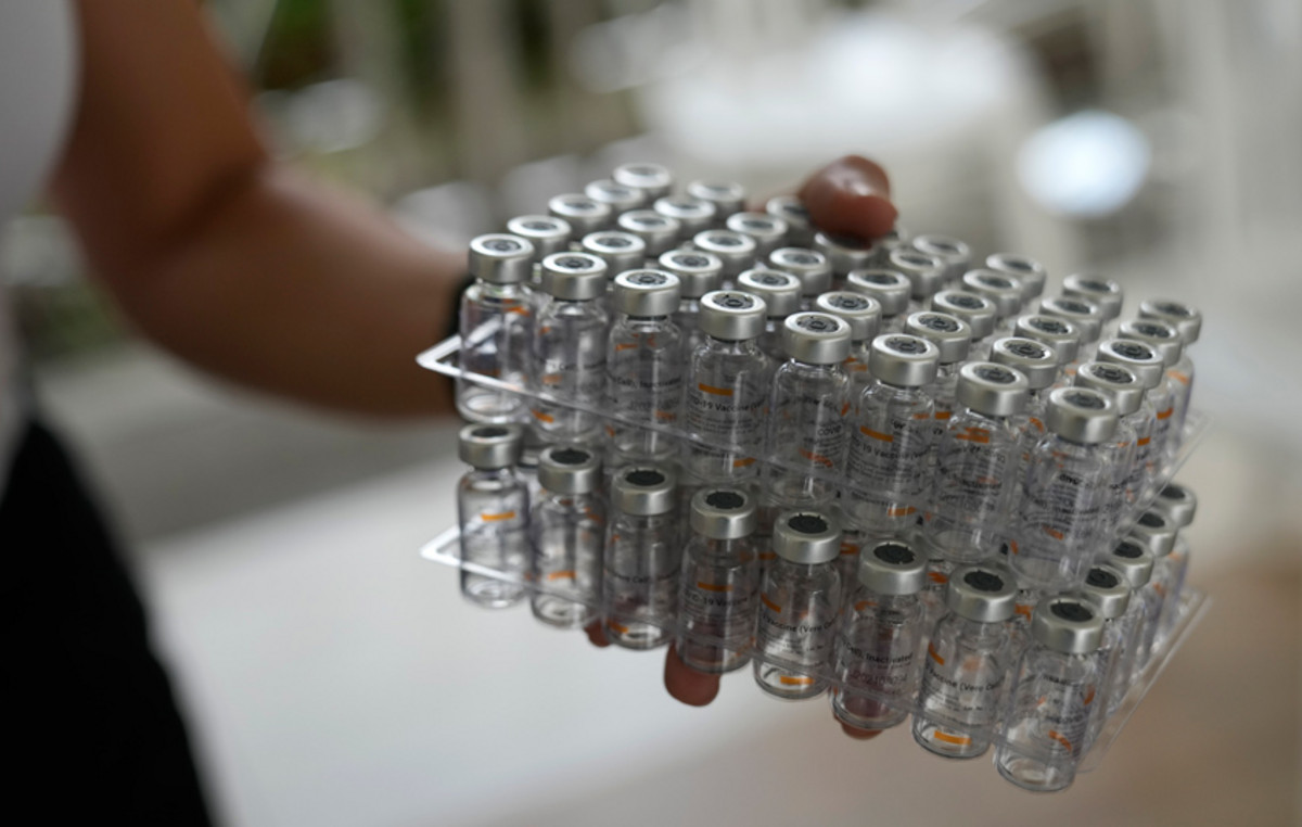 Τέταρτη δόση εμβολίου: «Πράσινο φως» FDA για τα σκευάσματα των Pfizer και Moderna