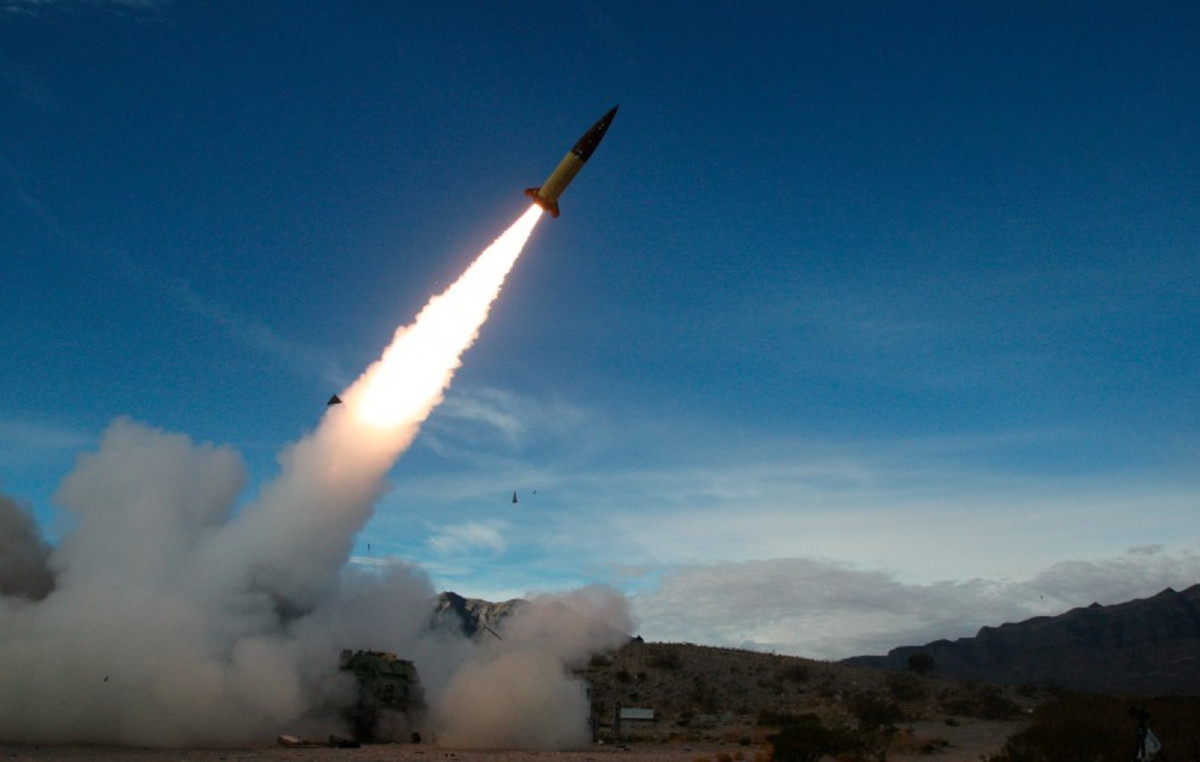 Israeli army broke a rocket launched by Yemen