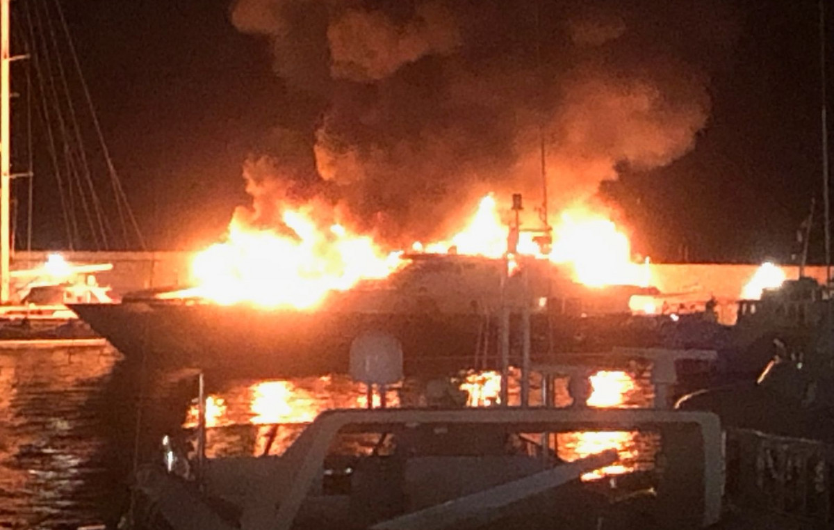 Φωτιά στη Μαρίνα Ζέας: Απεγκλωβισμοί ατόμων και μεγάλη μάχη των πυροσβεστικών δυνάμεων - Newsbeast