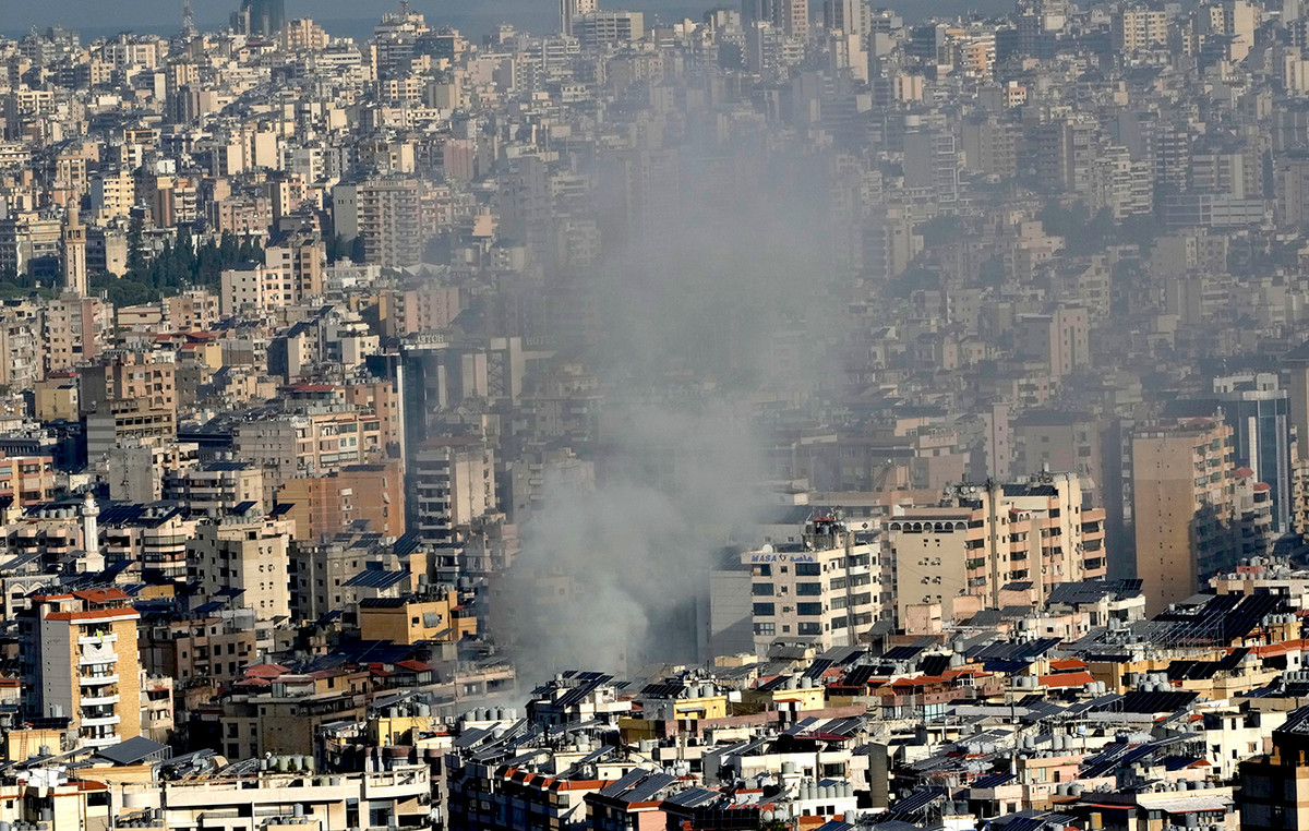 The Israeli army calls on the district residents in southern Lebanon to evacuate it in the face of a hit against Hezbollah