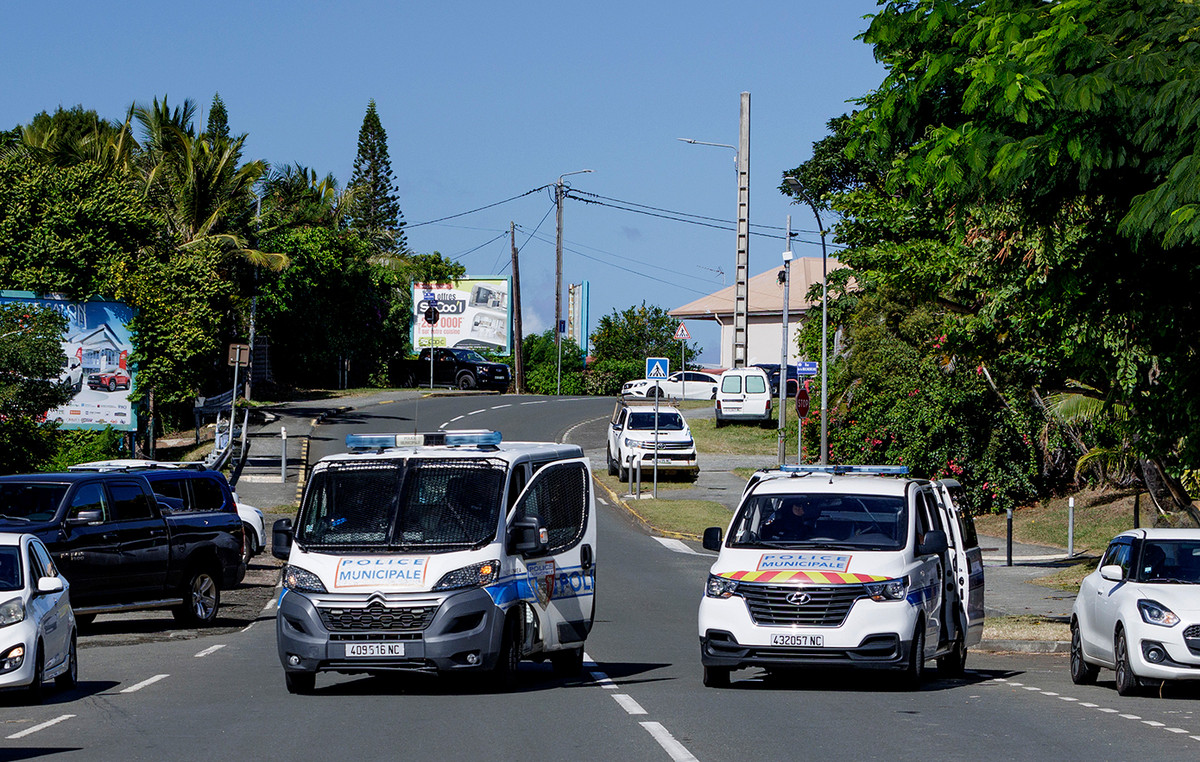 Police pursuit for adolescent friends in France: Killed 13 years when the vehicle got out of the street and fell on a tree