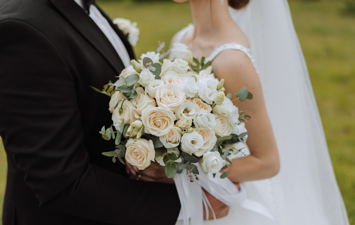The wedding invader was found: for four years, the bride and the groom wondered who the brunette was unknown in the photo