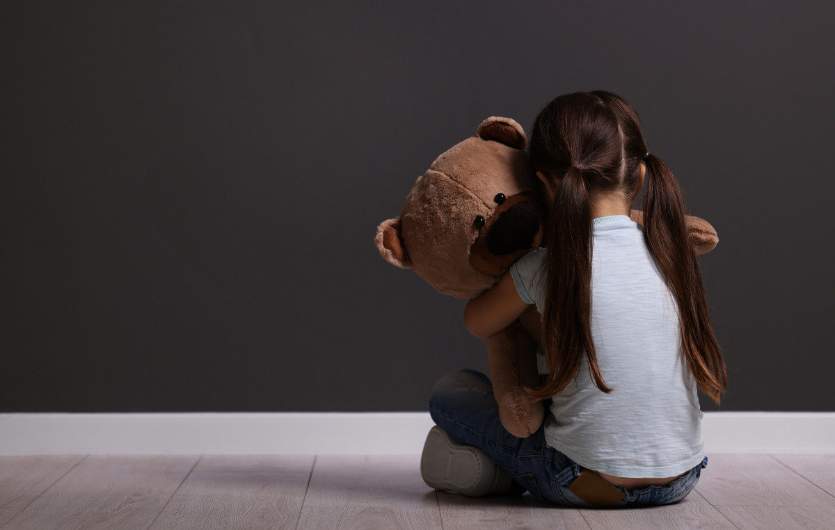 Alien convicted pedophile escaped expulsion, took a “panic button” and bits by children