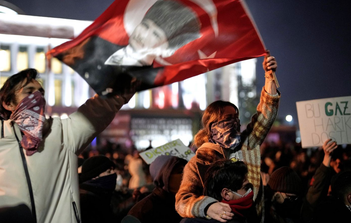 In the vortex of the political crisis, Turkey: “Political coup” is denounced by Imamoglou – Thousands on the streets