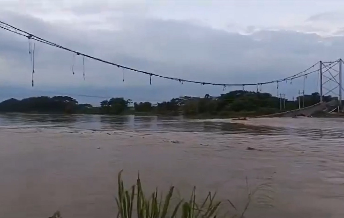 At least four dead by a bridge pendant collapse