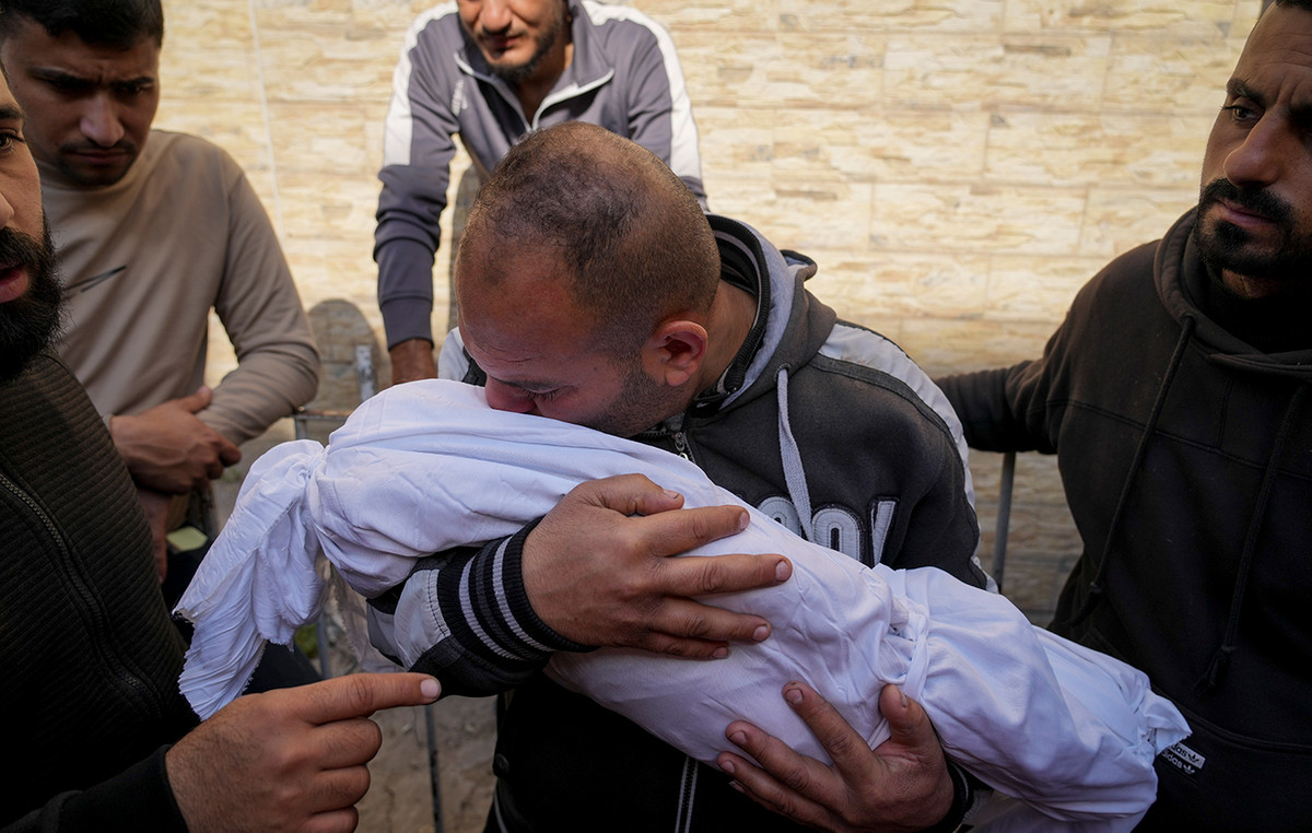 At least 62 people were killed today by Israeli blows in the Gaza Strip