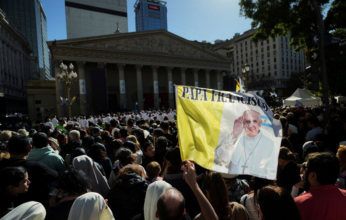 Crowds at Plaza de Mayo for Pope Francis – Shocking moments in Buenos Aires