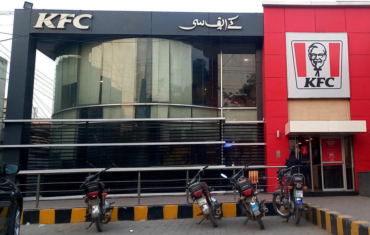 Pakistan: 160 arrests after attacks on the KFC chain