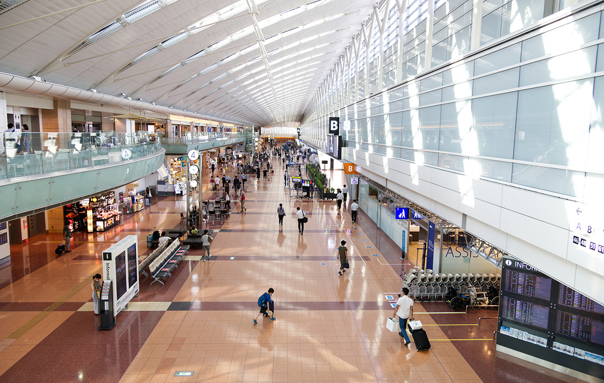 Parents allegedly left for vacation leaving their 10 -year -old child at the airport