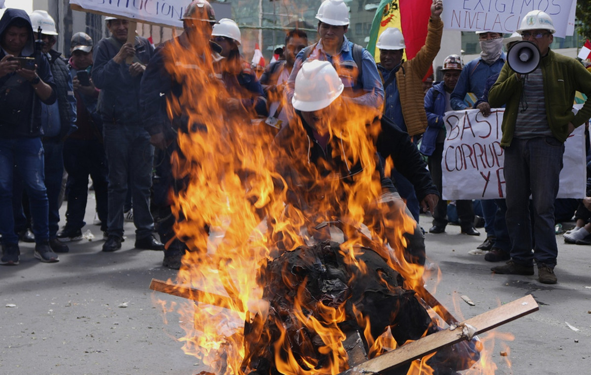 Bolivia: Thousands of miners took to the streets of La PAS in protest of fuel lack