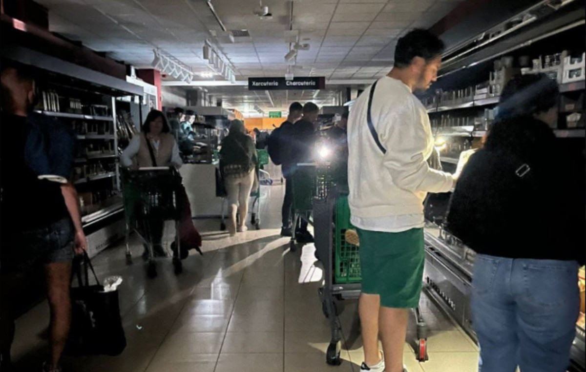 Scenes reminiscent of pandemic in Spain – big tails outside of supermarkets left open