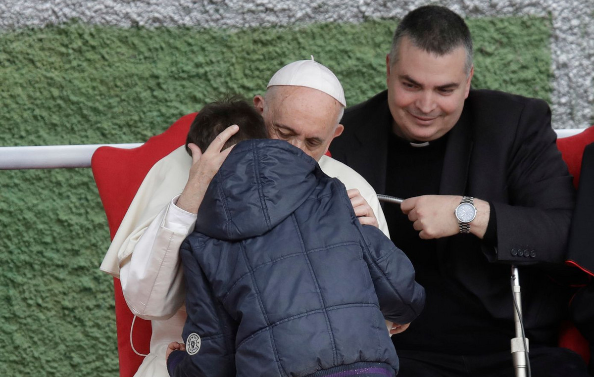 The little boy crying for his dead atheist father and Pope Francis’ embrace