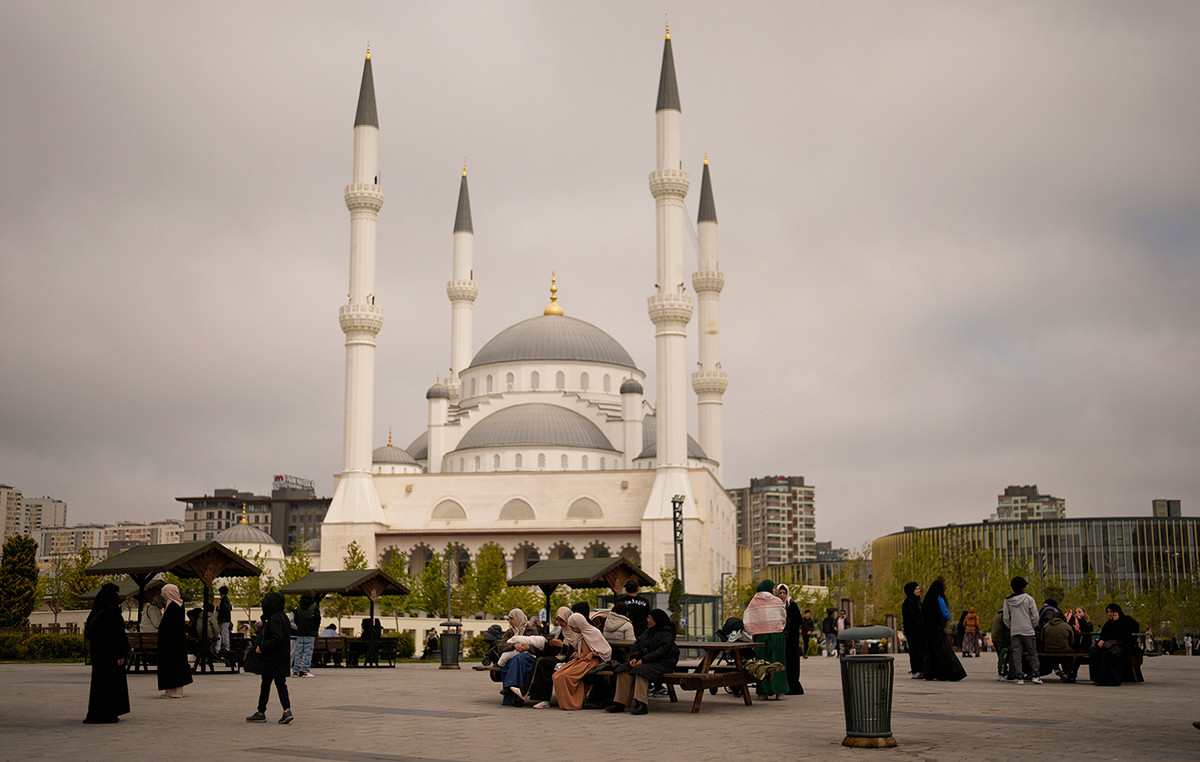 “Turkey, as a candidate for integration, must respect the freedom of the media and expression,” the EU stressed