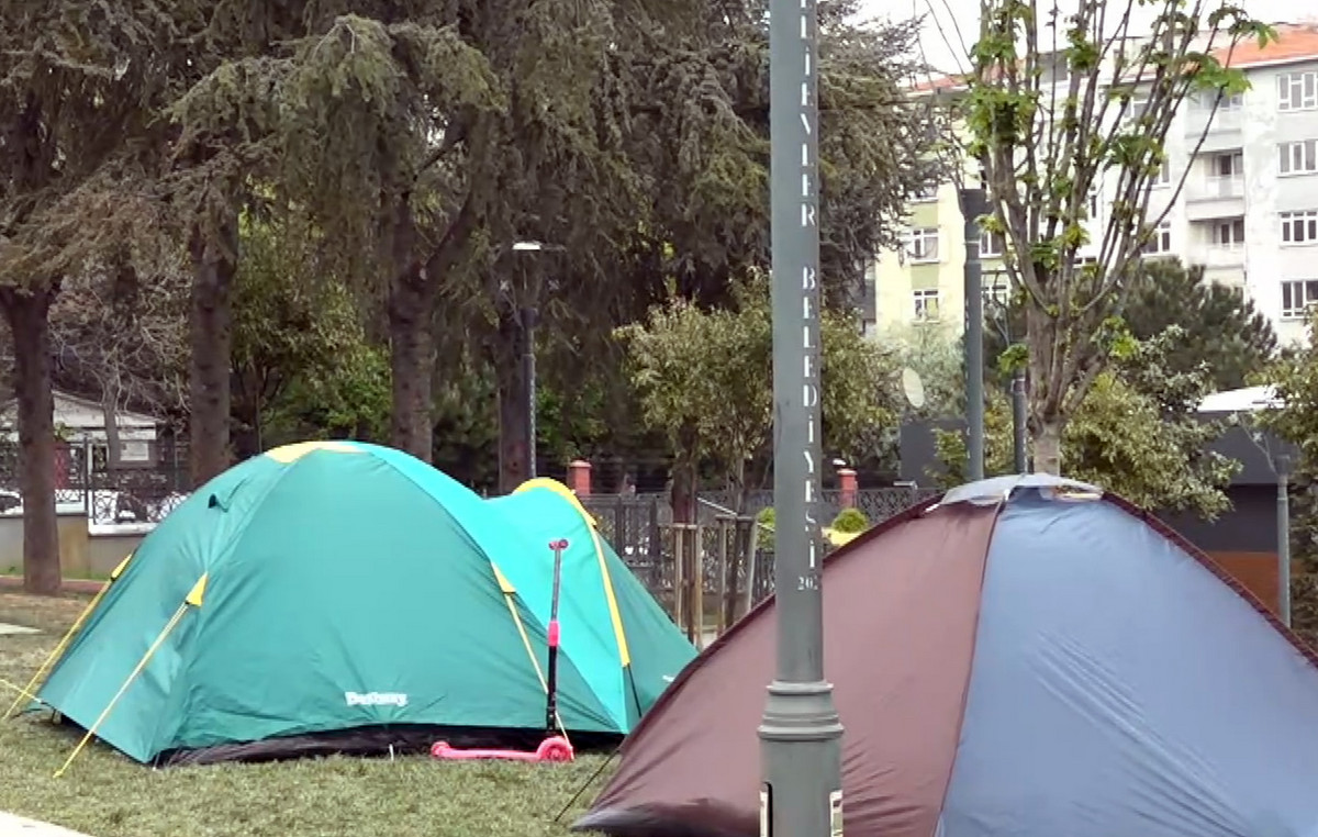 For the second night there are many residents of Constantinople outside the house