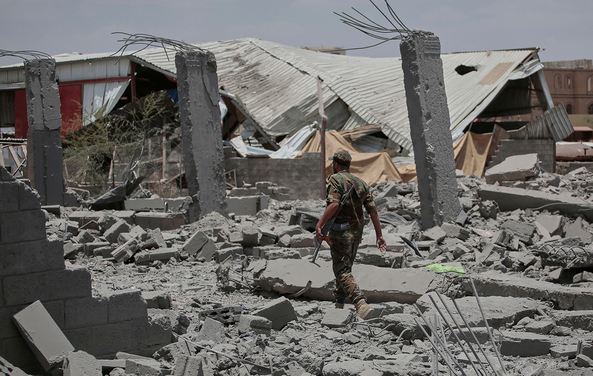 Three dead, 38 wounded and damaged the airport in Sanai in Yemen. Three dead, 38 wounded and damaged the airport in Sanai in Yemen.