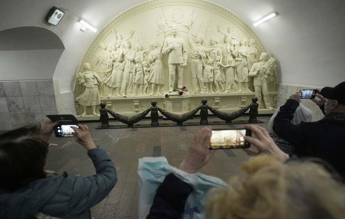 Stalin’s monument is re -established in Moscow’s subway – it was at the same station until 1966