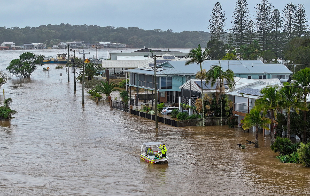 Increases the number of dead from floods in Australia