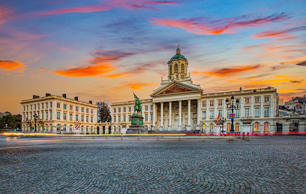 Politico: Brussels were emptied and only the pigeons and the trainees left – the civilian personnel are sunbathing