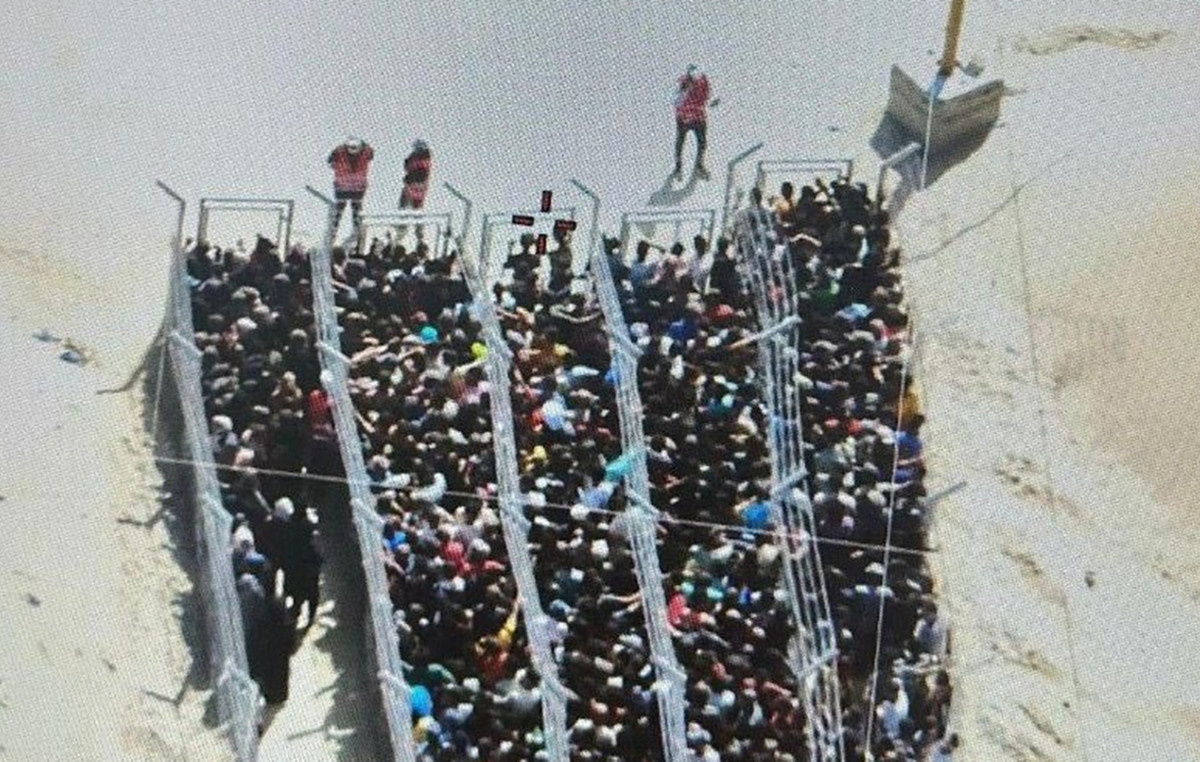 Thousands of Palestinians run to pick up parcels with food in Rafa – Information for shooting, panic scenes