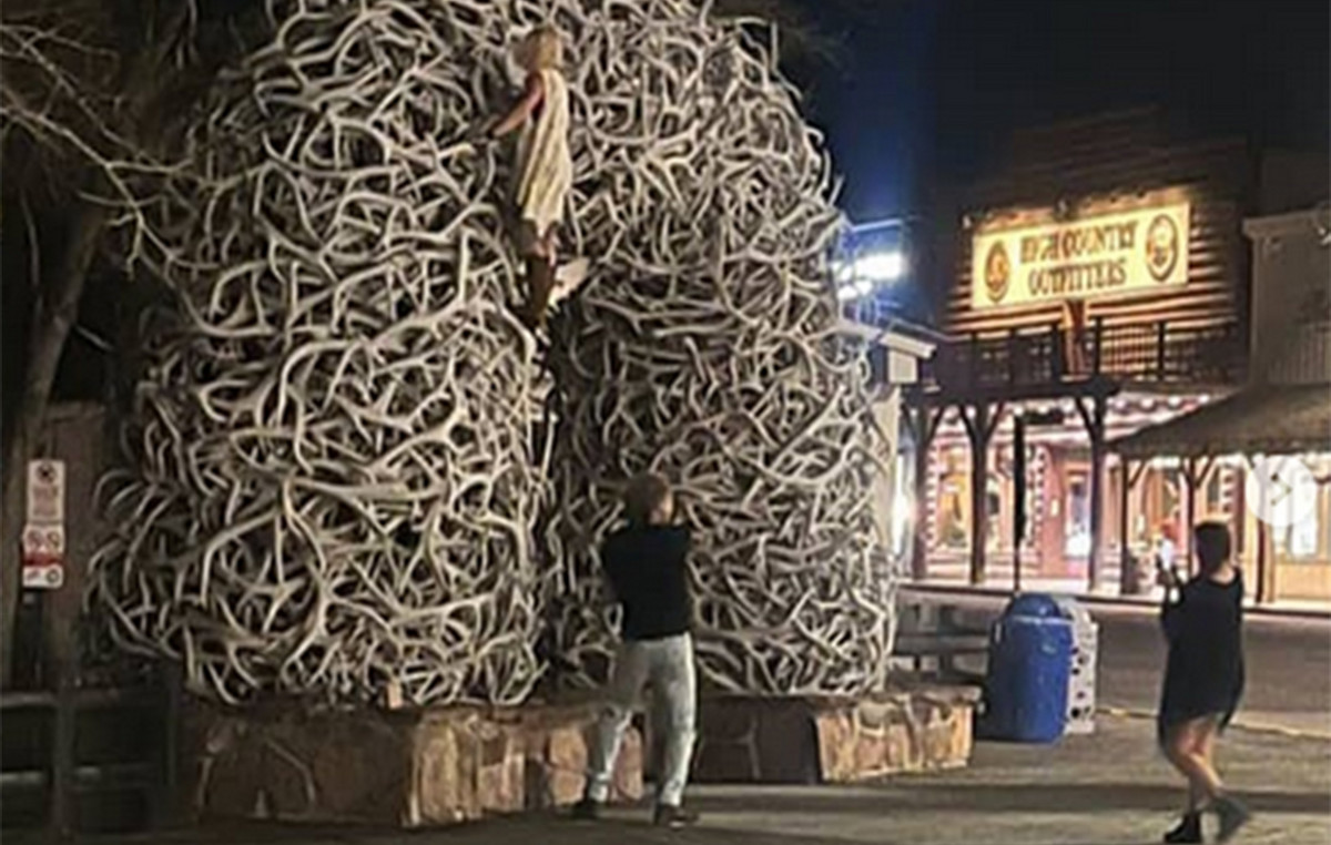 A man was ridiculed in his attempt to impress women by climbing an emblematic attraction A man was ridiculed in his attempt to impress women by climbing an emblematic attraction