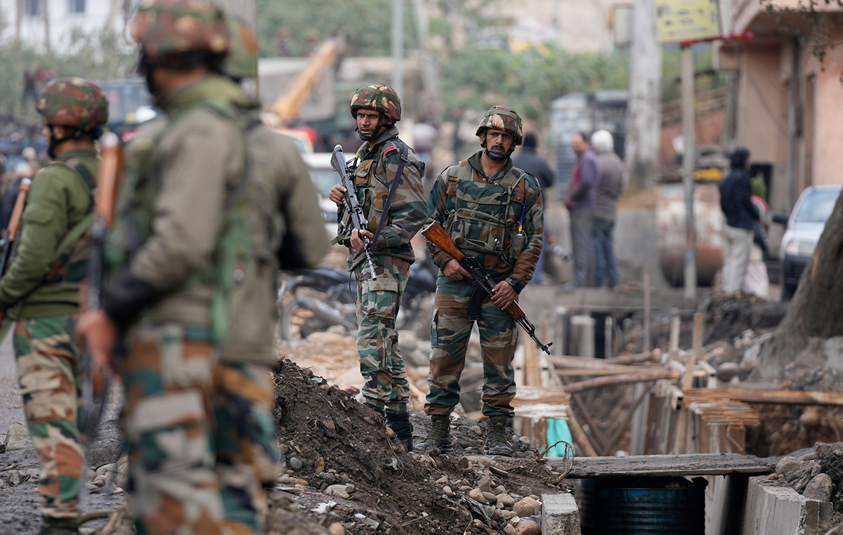 Bombings at Kashmir Airport in Kashmir – India and Pakistan