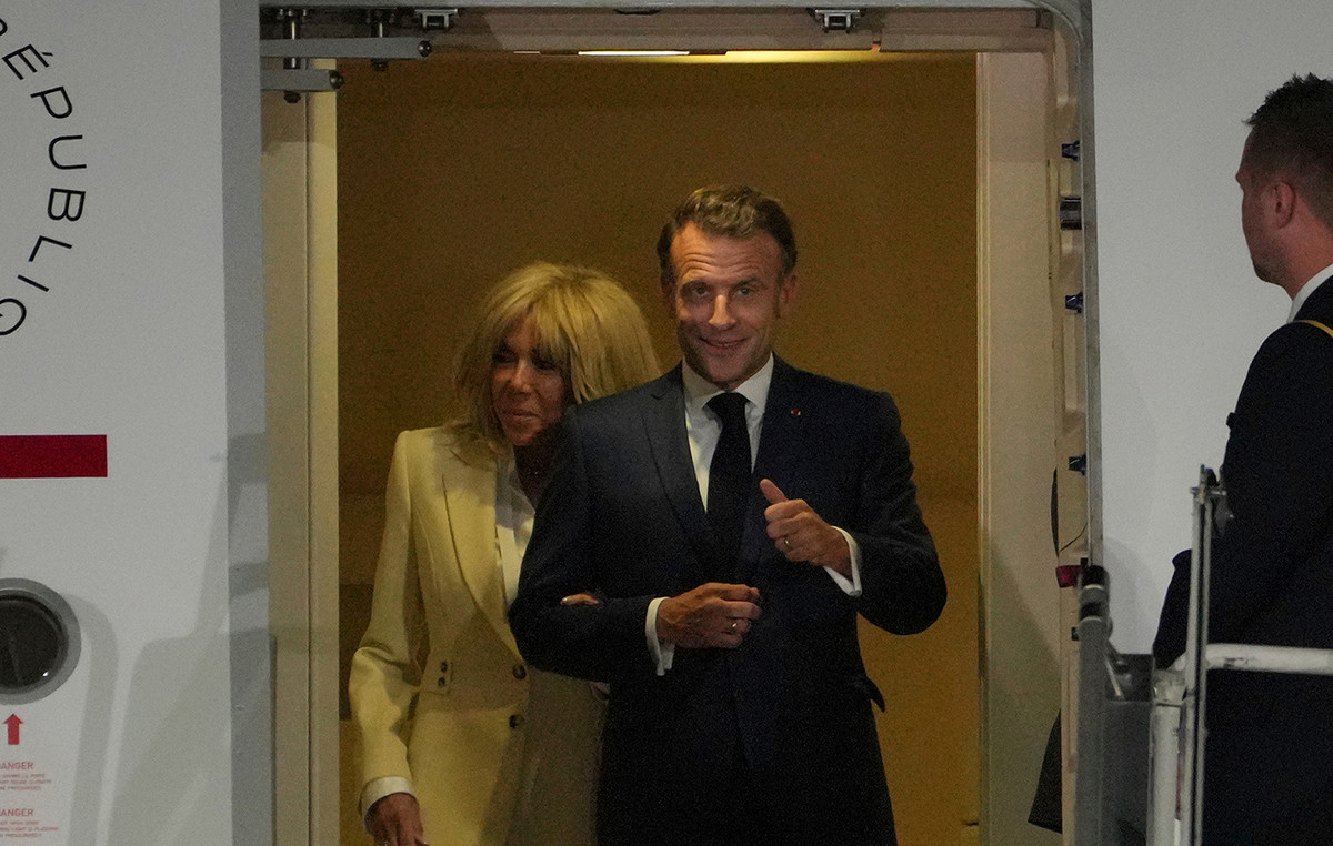 Emmanuel and Brigitte Macron hug after the slap – they went down with smiles from the presidential aircraft
