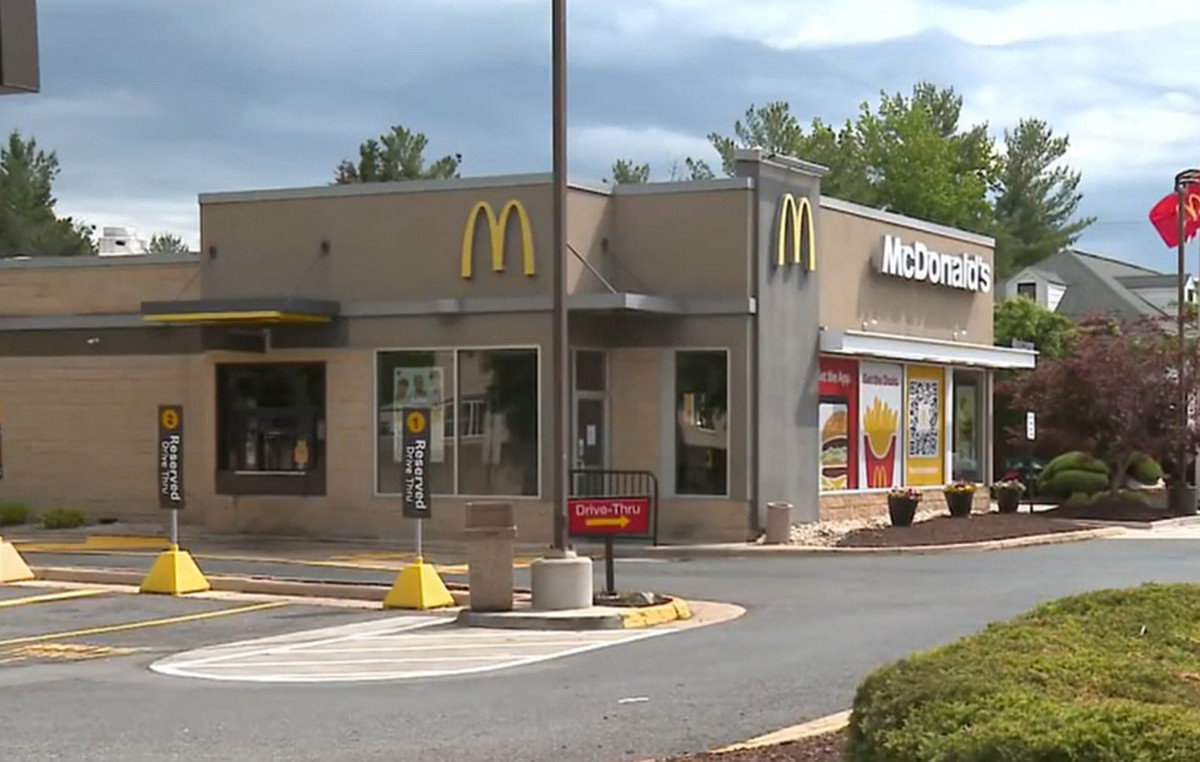 McDonald’s in the US prohibit entry to under 21 after violent student episodes