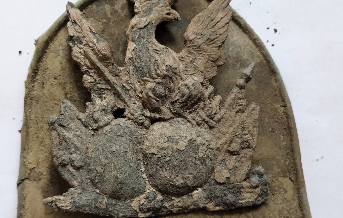 Discovered a rare military emblem with eagle from the 18th century in Poland