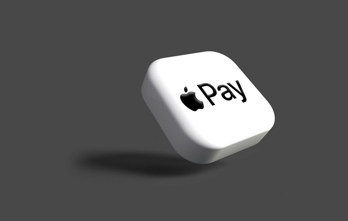 Teenagers cause disruption with ‘Apple Pay’ – pretend to steal you with mobile to become viral