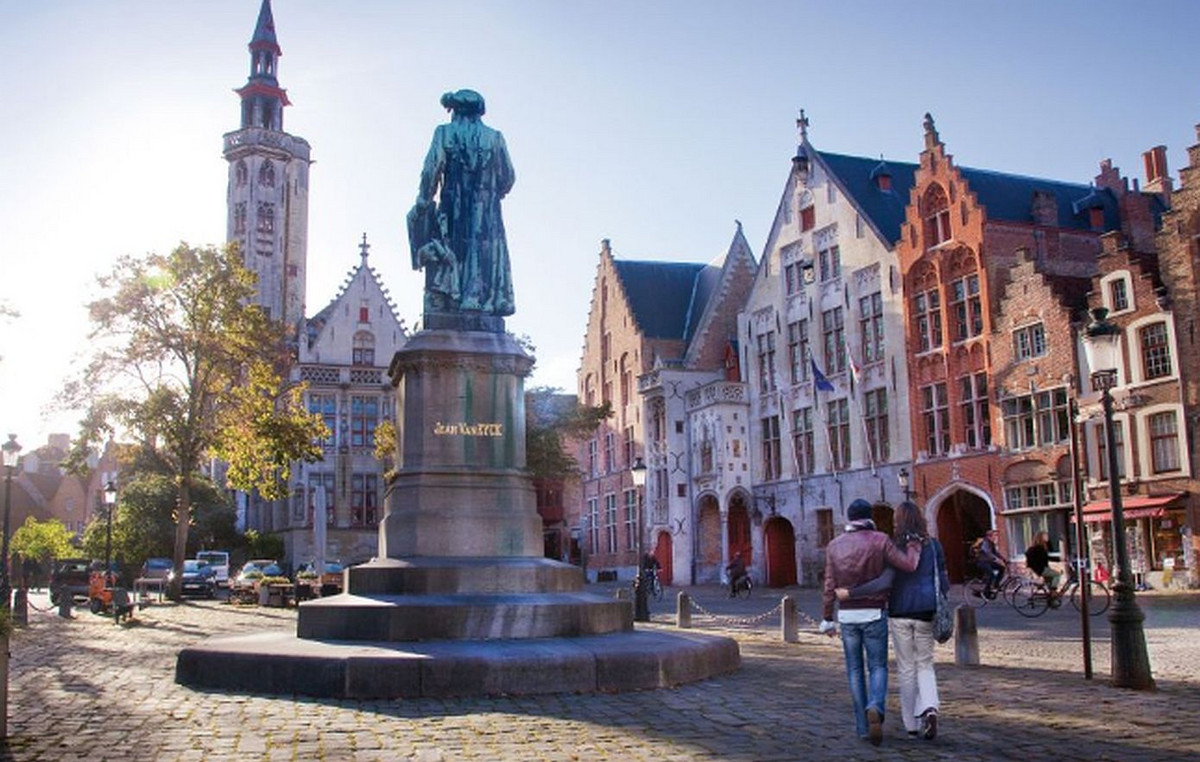 Bruges: Appeal to tourists not to steal stones from the cobblestones of its medieval roads Bruges: Appeal to tourists not to steal stones from the cobblestones of its medieval roads