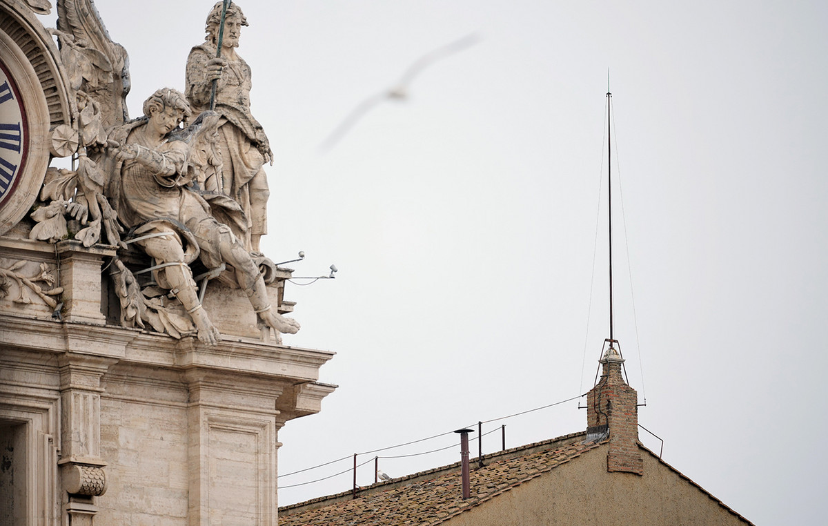 Cardinals return for the second day of Conclavium after the black tobacco of first night