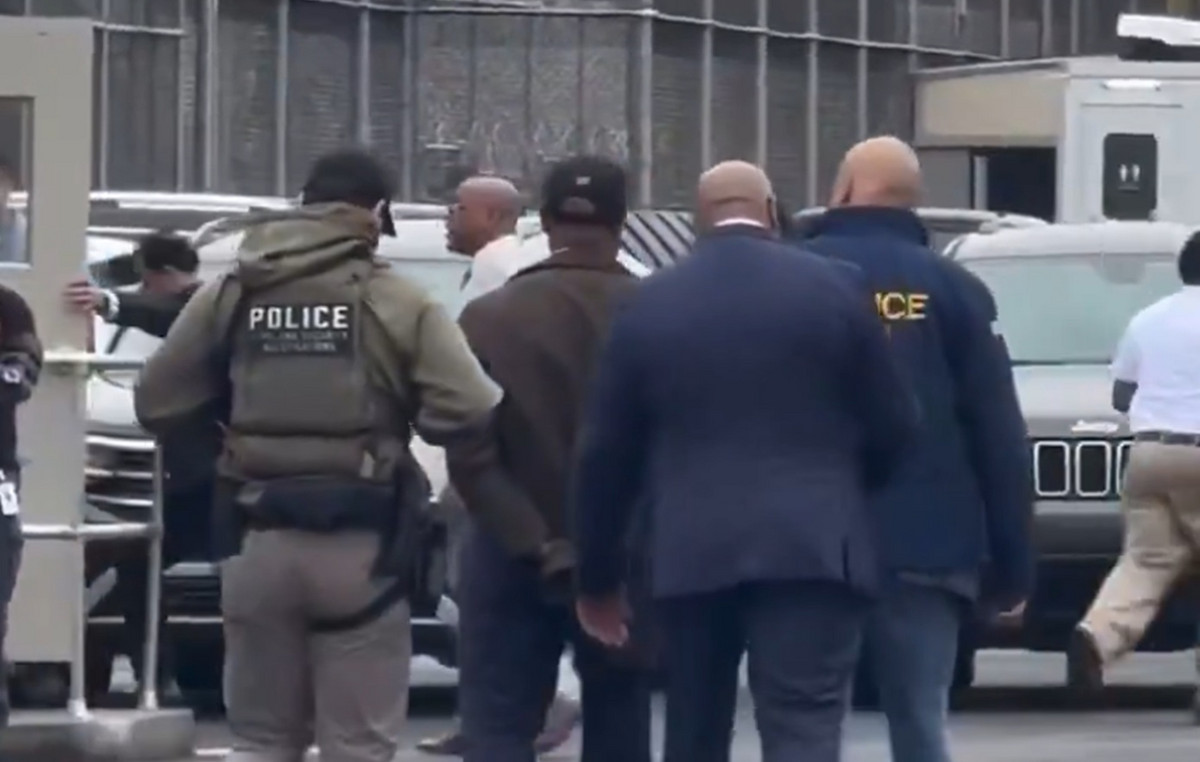 USA: Episodes outside of Migrant Detention Center – Handcuffs to Newark Mayor