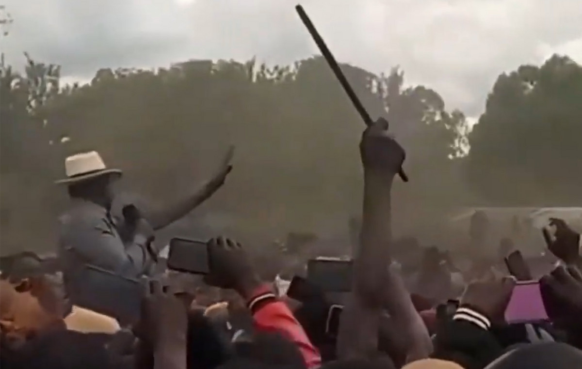 Kenya’s president rejects a shoe during his speech – Watch video