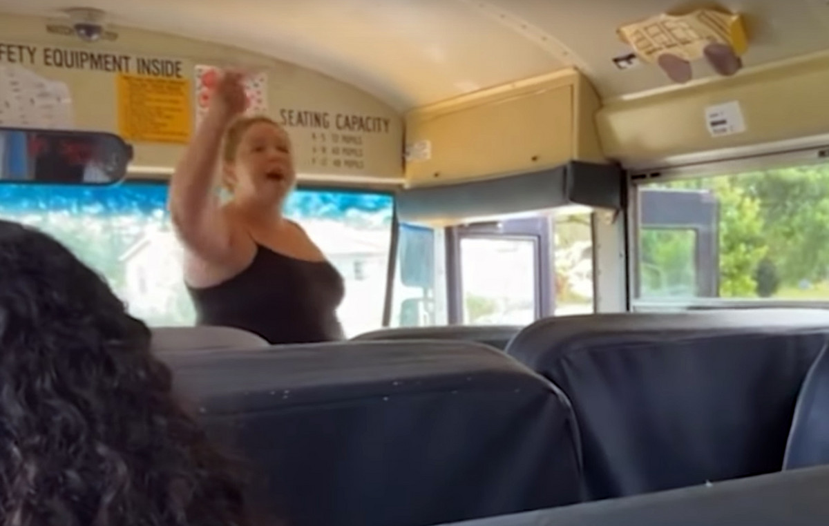 Outrageous video with extreme racist attack on a school bus at the expense of a black schoolgirl
