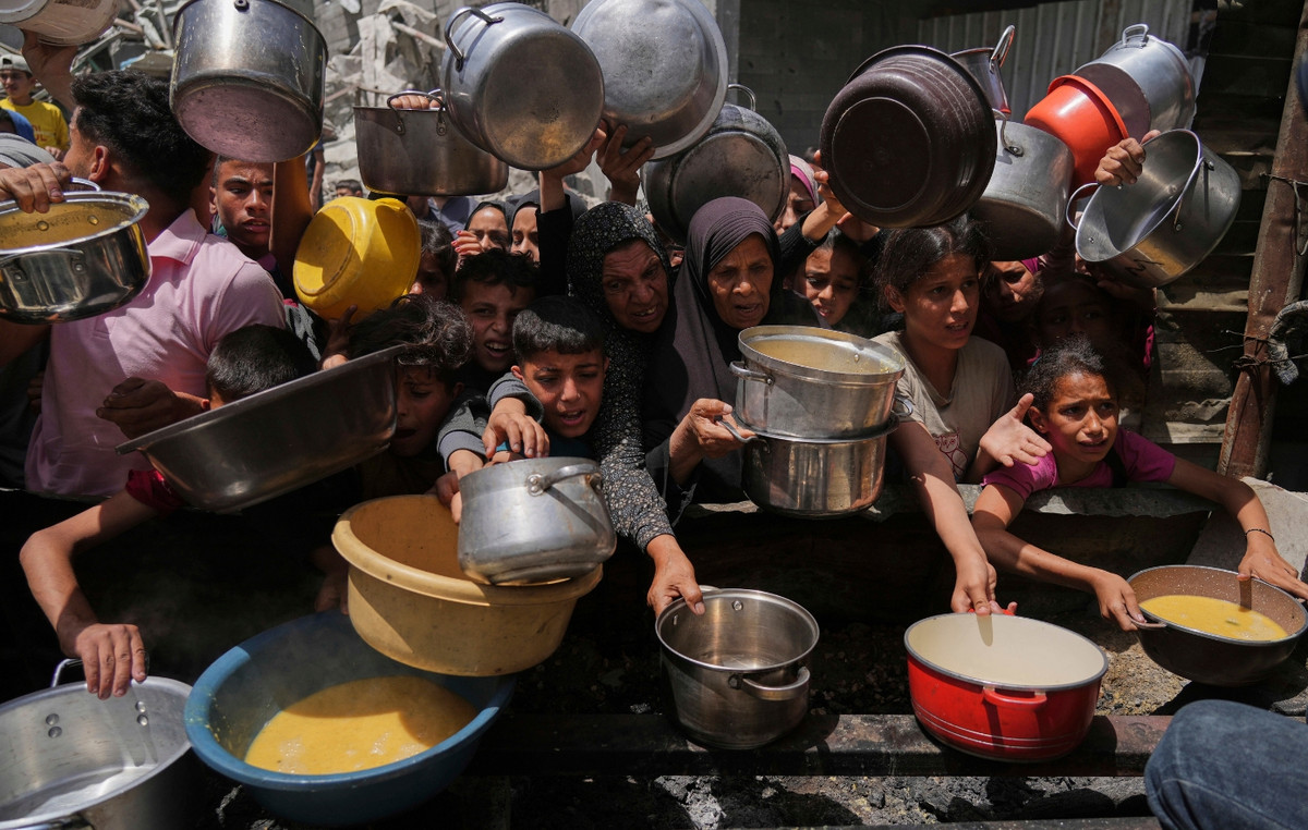 Israeli army says 107 humanitarian trucks entered the Gaza Strip yesterday Israeli army says 107 humanitarian trucks entered the Gaza Strip yesterday