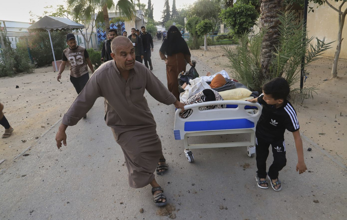 Gaza’s huge cemetery: Over 28 dead in two hospitals bombings by the Israeli army Gaza’s huge cemetery: Over 28 dead in two hospitals bombings by the Israeli army