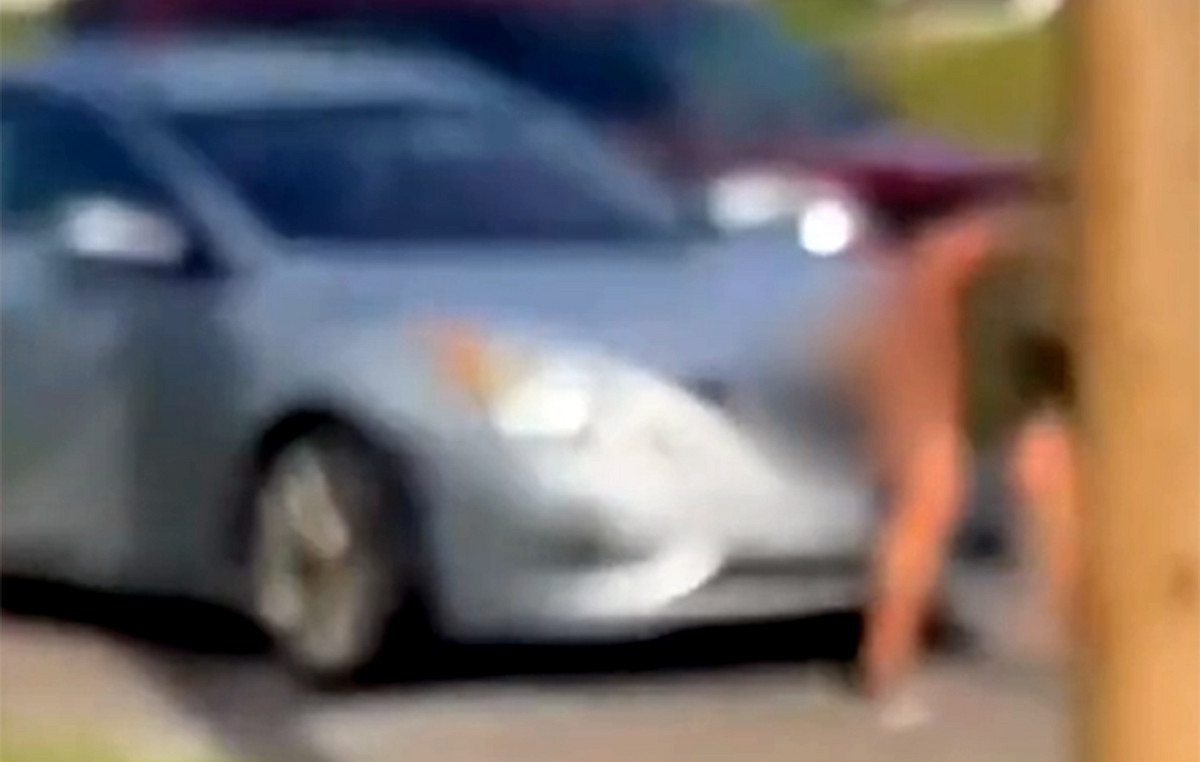 Woman quarreled with another driver and defeated on the bonnet of his car – see the disgusting video Woman quarreled with another driver and defeated on the bonnet of his car – see the disgusting video