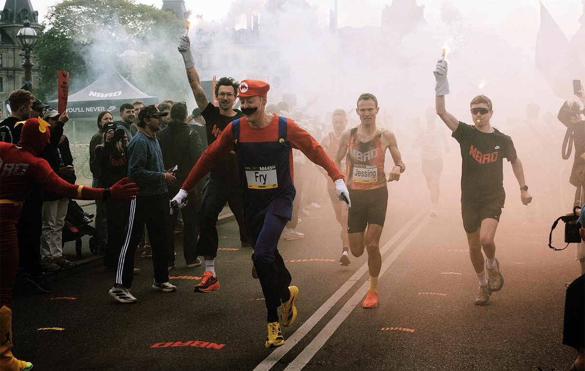 British ran a marathon in 2:26 dressed super mario – broke a world record and caused internet loss