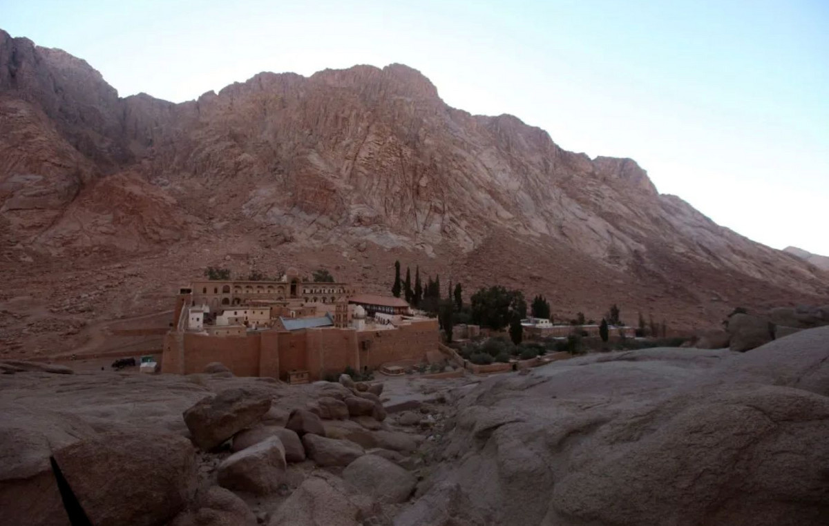 New tension in Sinai Monastery: Coups of Monks tried to break the door and occupy the monastery