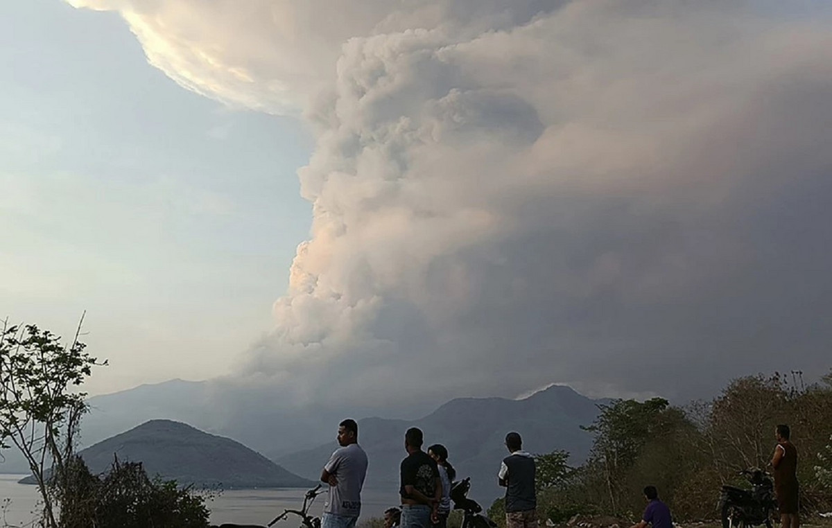 Alert the island of Flores in Indonesia due to the eruption of the volcano levotobi Laki-Llaki Alert the island of Flores in Indonesia due to the eruption of the volcano levotobi Laki-Llaki
