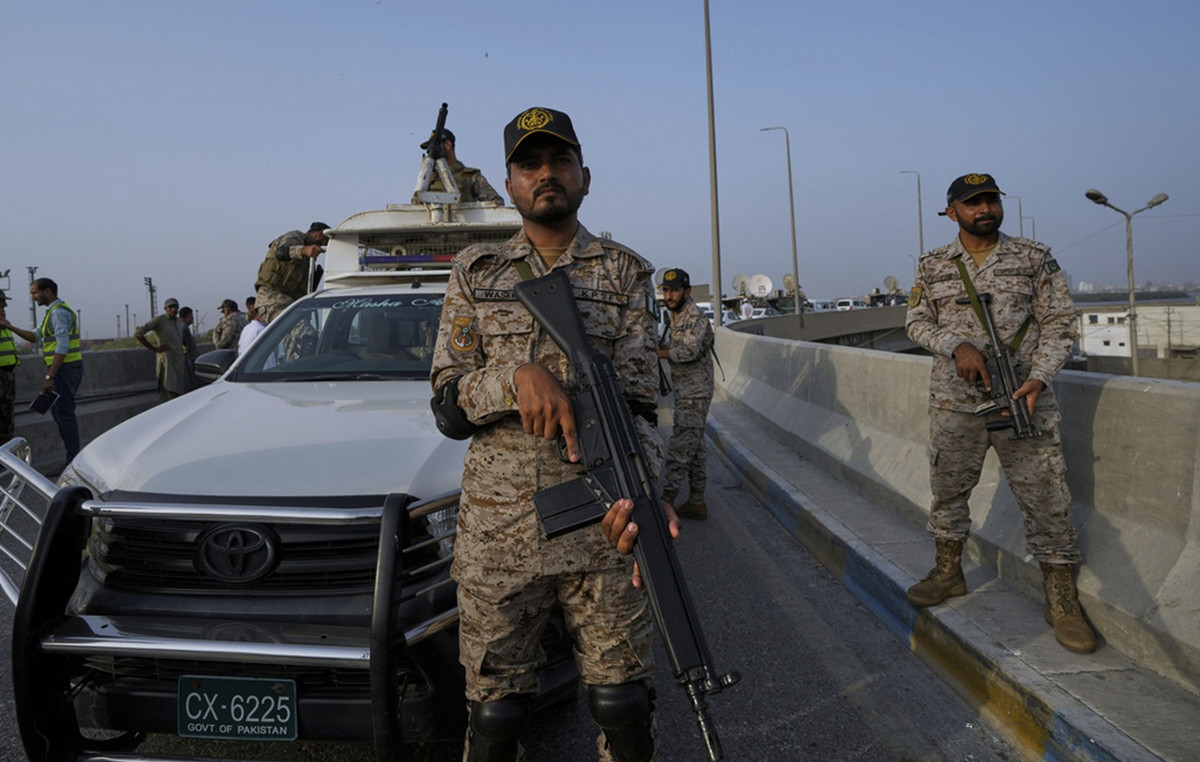 Pakistan: India launched rockets that ended up on its own territory – they hit Pakistani air bases