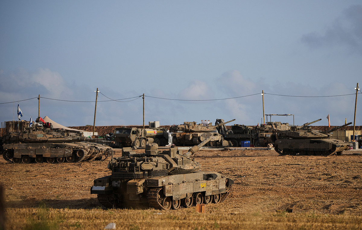 Four Israeli soldiers were killed in an operation in the southern part of Gaza – still five injured