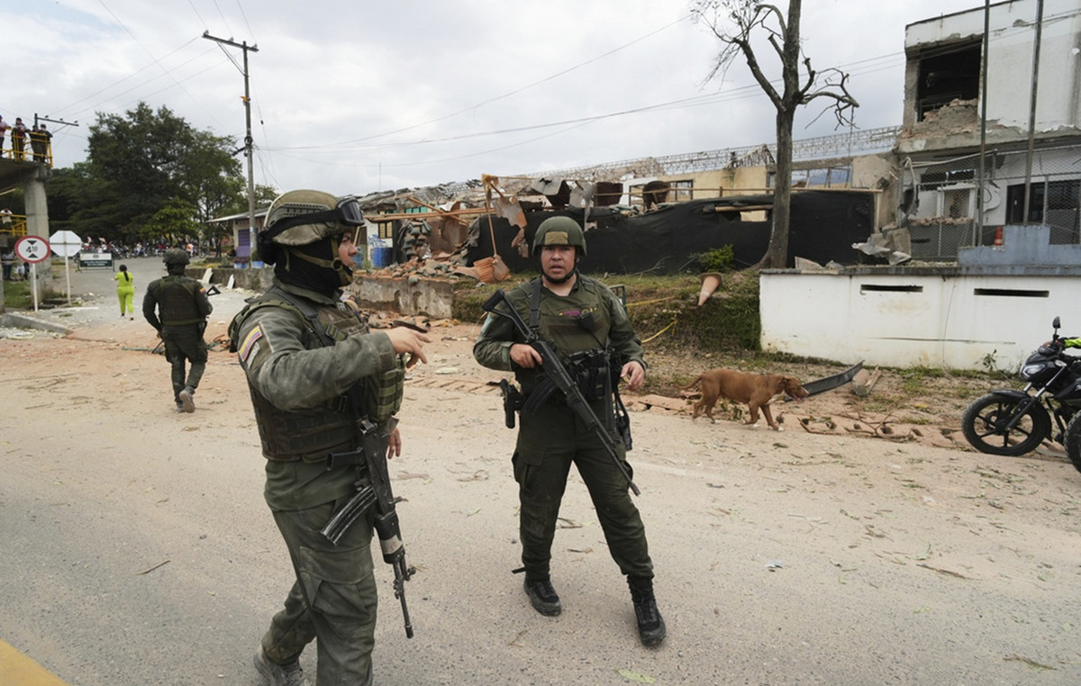 Over 200 members of the largest drug cartel arrested in Colombia