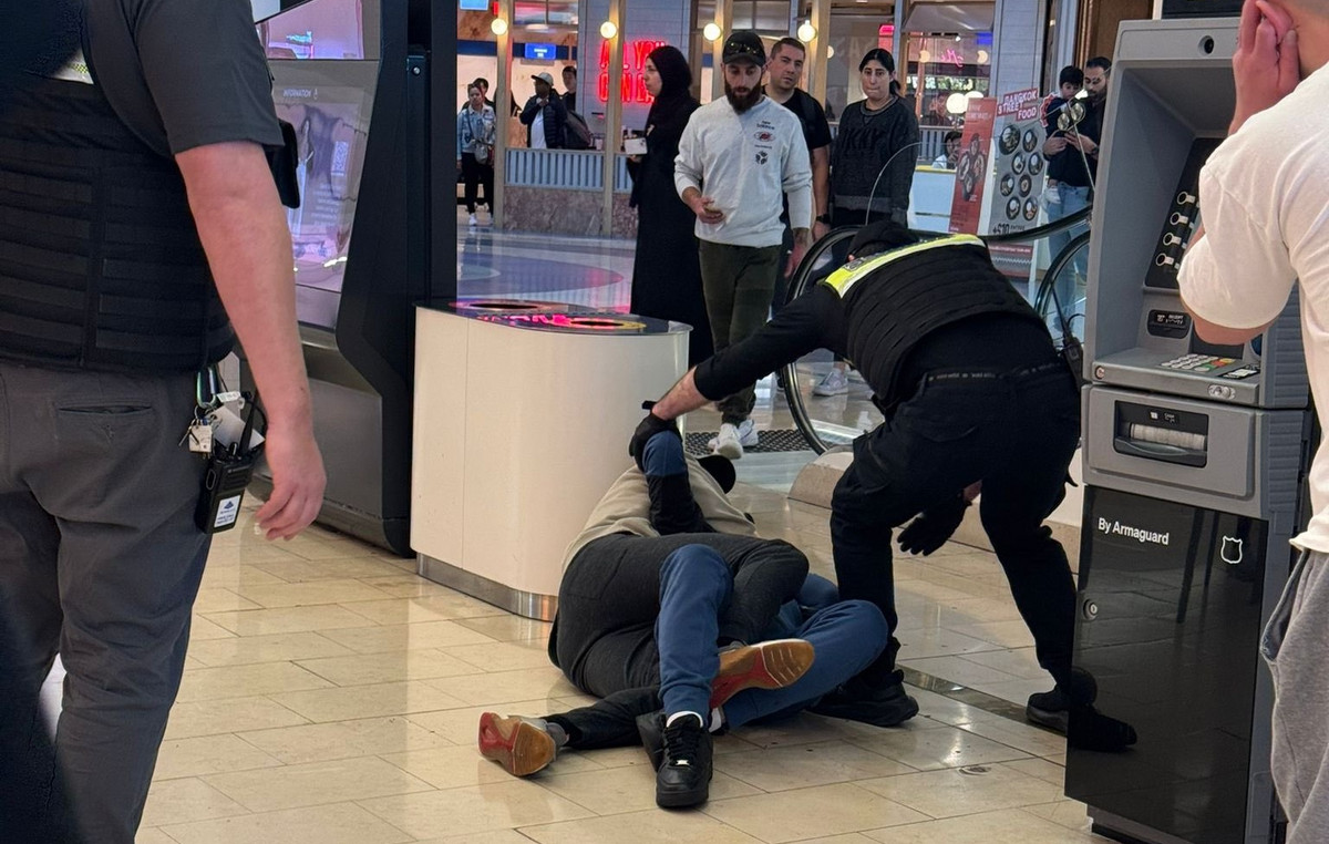Clash with knives and swords in a Melbourne shopping center – four wounded, two arrests Clash with knives and swords in a Melbourne shopping center – four wounded, two arrests