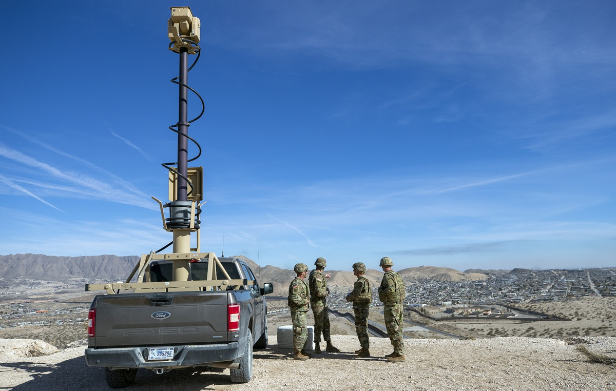 Ten Colombian former soldiers were arrested after an explosion killed by six Mexican soldiers
