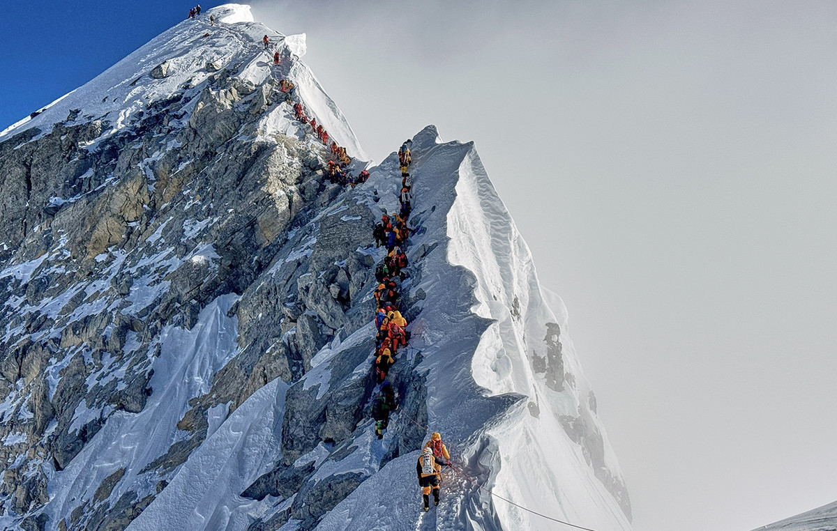Records of climbers in Everest just before the end of the climbing season: 468 climbers in adverse conditions