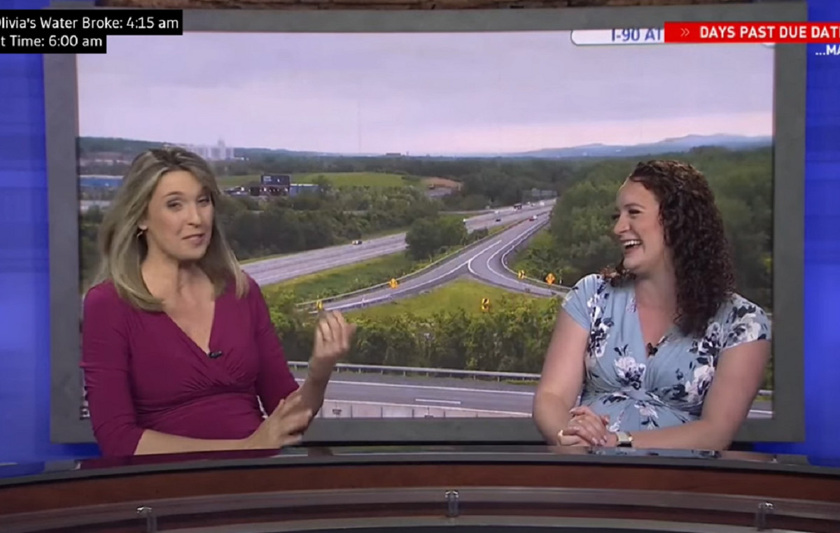 Presenter in the US continued to broadcast news after broke waters – video