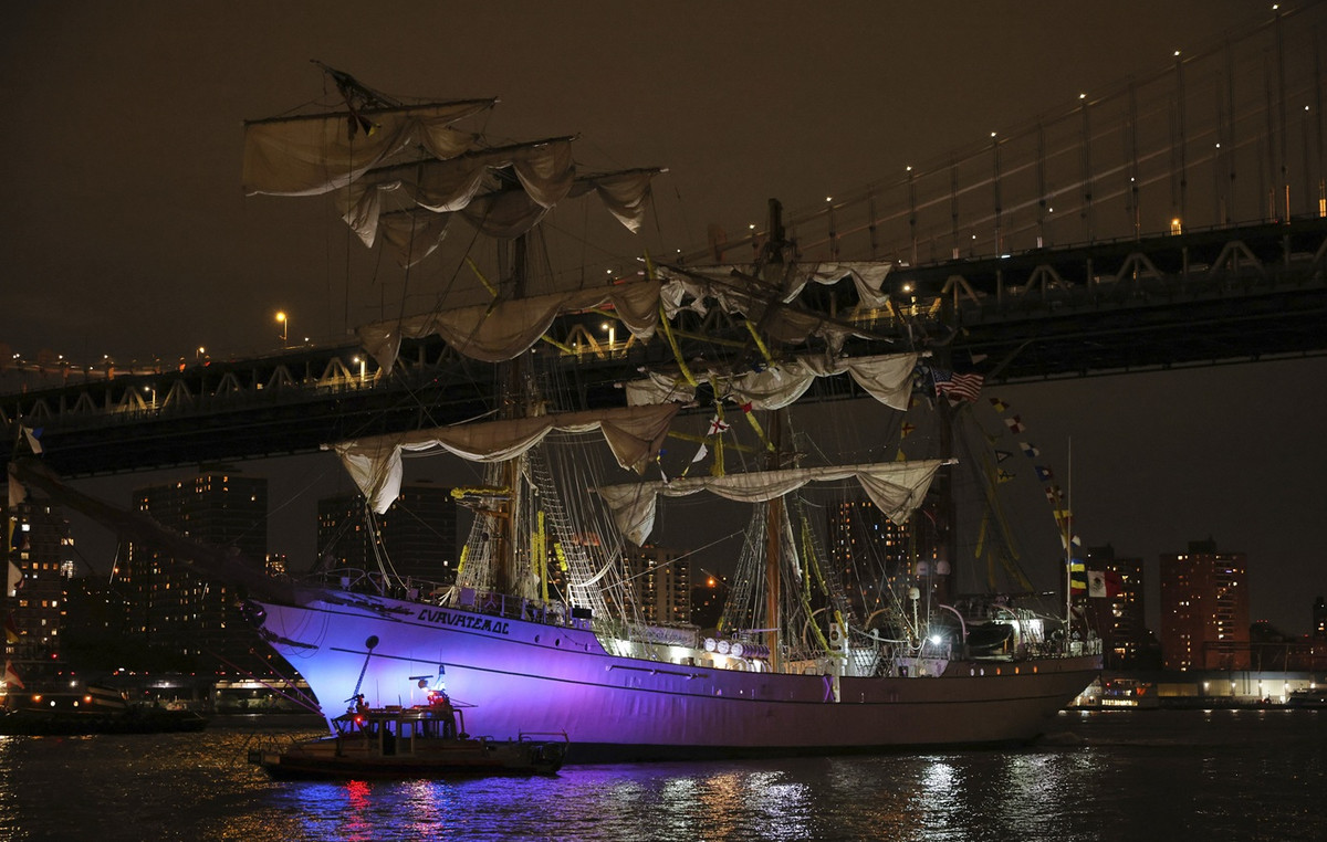 Mexican Navy sailboat crashed on the base of the Brooklyn Bridge – 19 injured