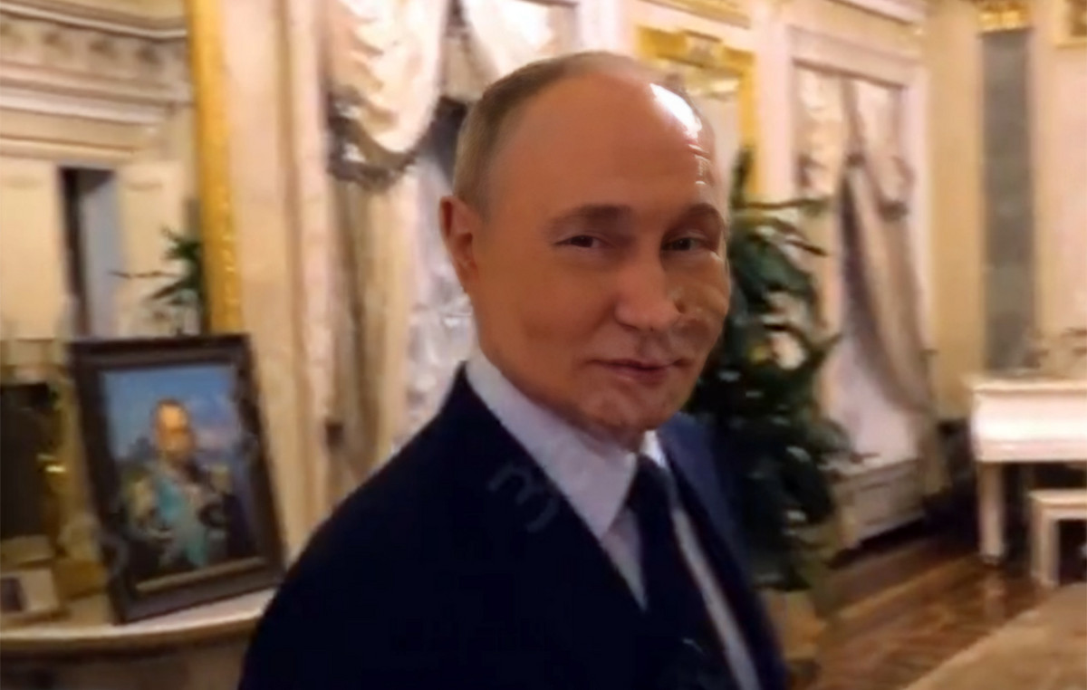 Putin guides us to his luxurious apartment in the Kremlin – The Golden Door and White Piano